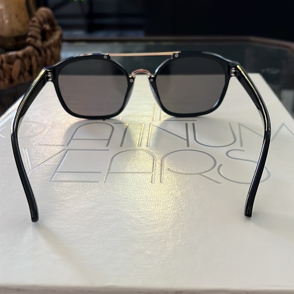 Sun glasses🖤 - Picture 3 of 4